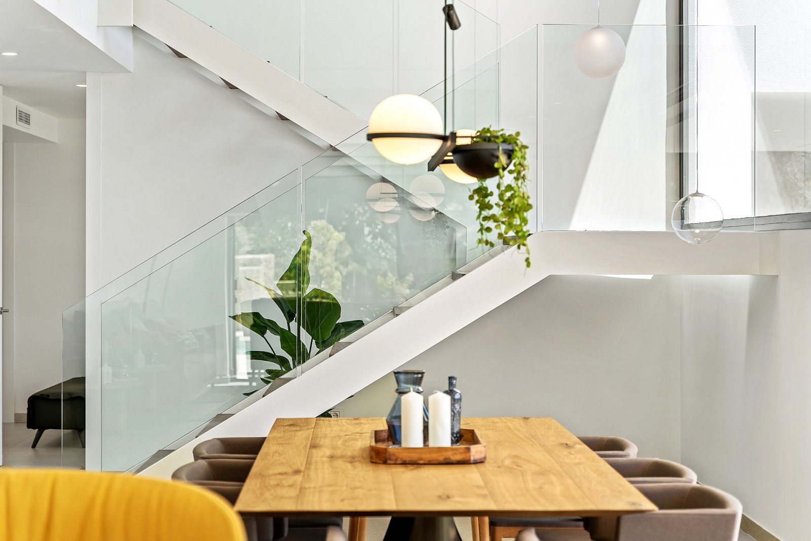 Minimalistische Luxusvilla mit Infinity-Pool und Meerblick