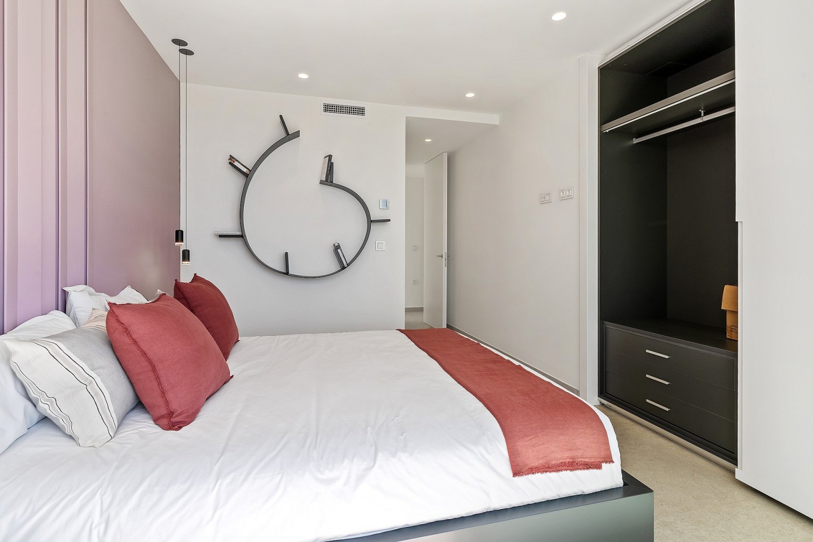 Minimalistische Luxusvilla mit Infinity-Pool und Meerblick