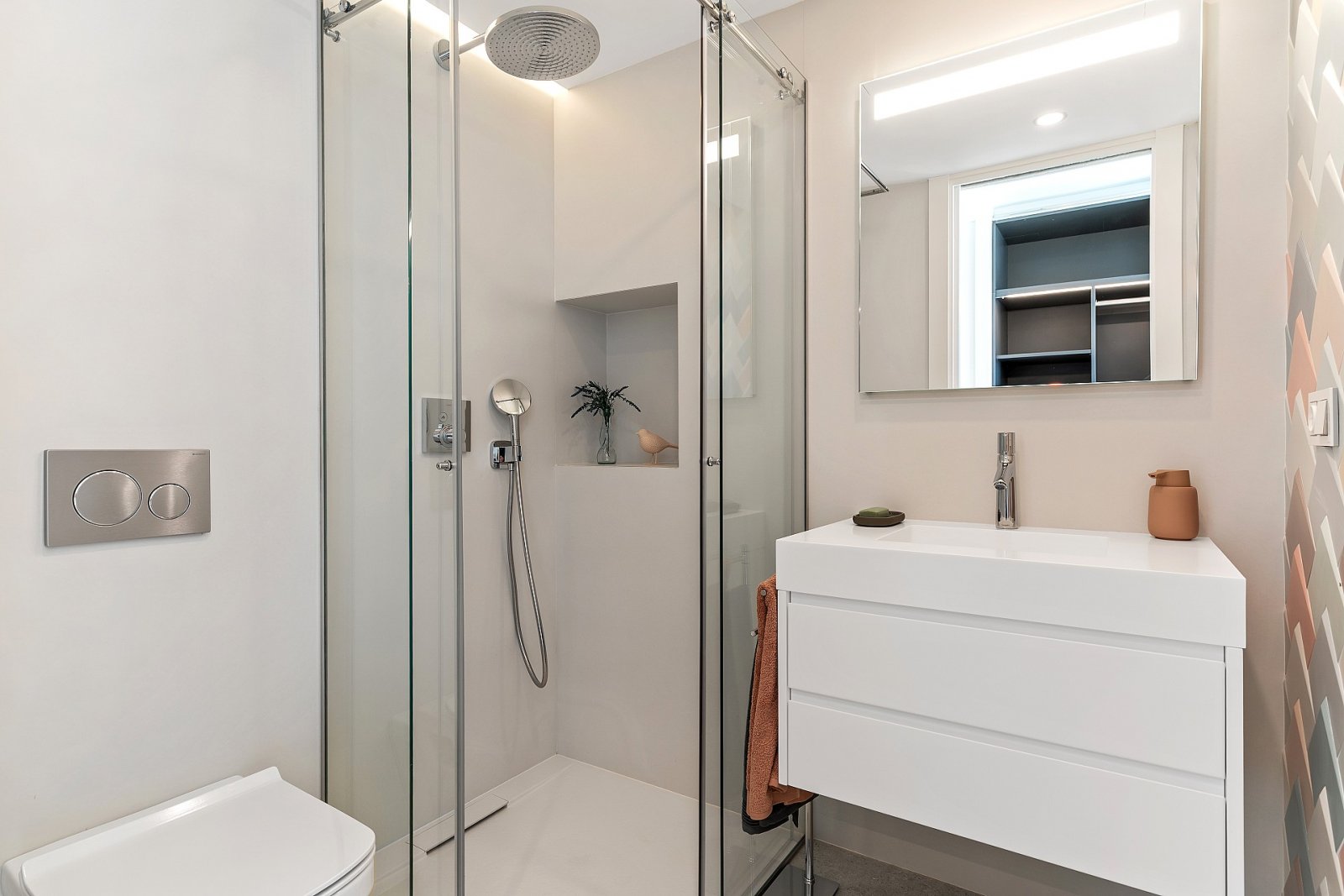 Minimalistische Luxusvilla mit Infinity-Pool und Meerblick