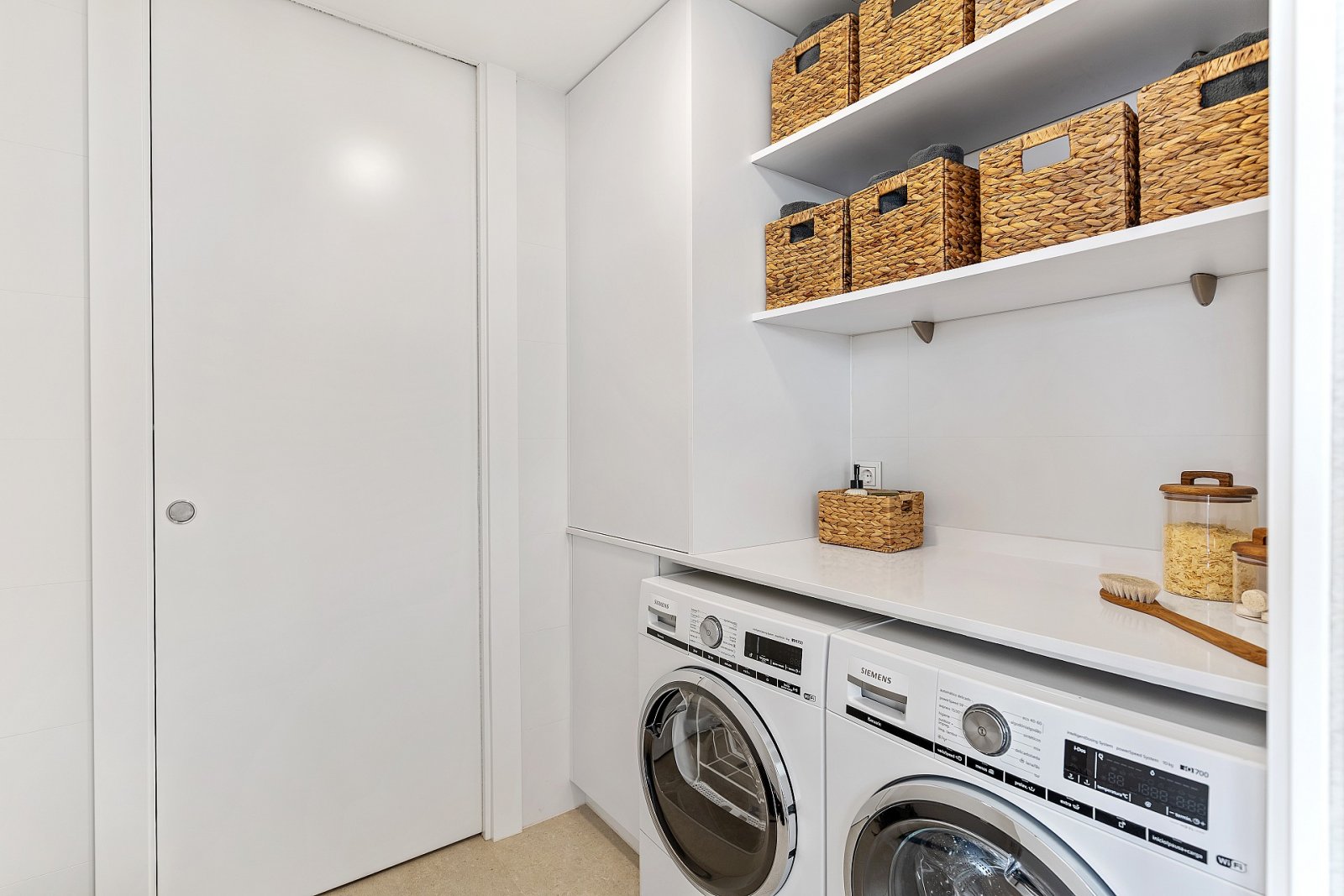 Minimalistische Luxusvilla mit Infinity-Pool und Meerblick