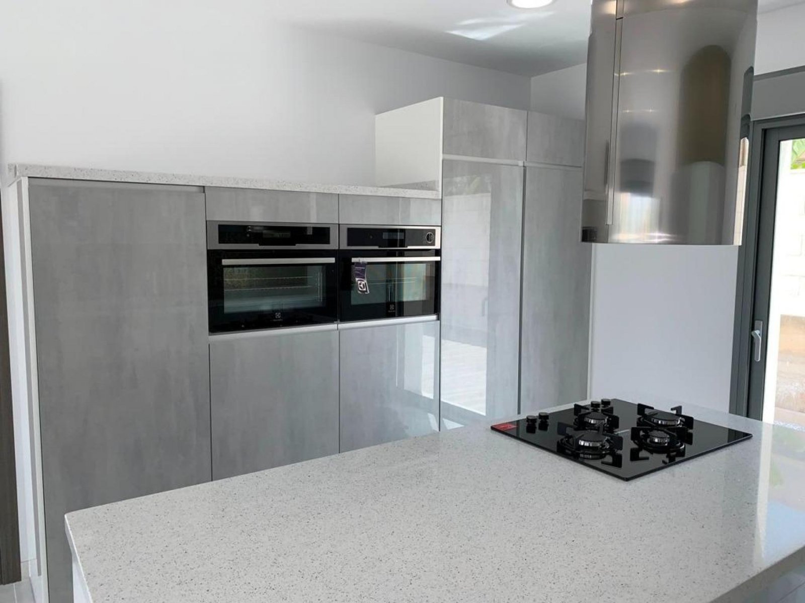 Stilvolle Neubauvilla mit Pool & Grundstück