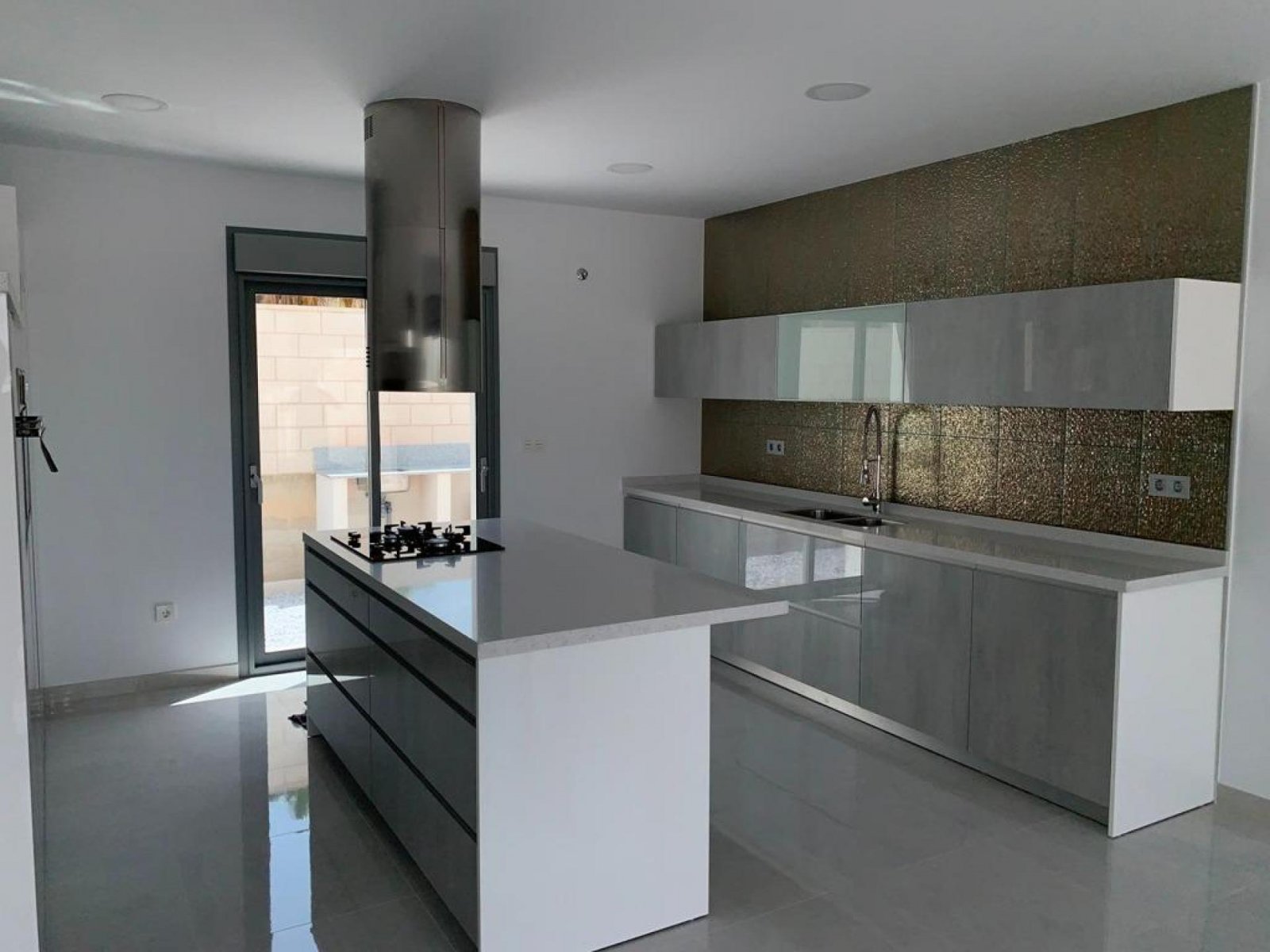 Stilvolle Neubauvilla mit Pool & Grundstück