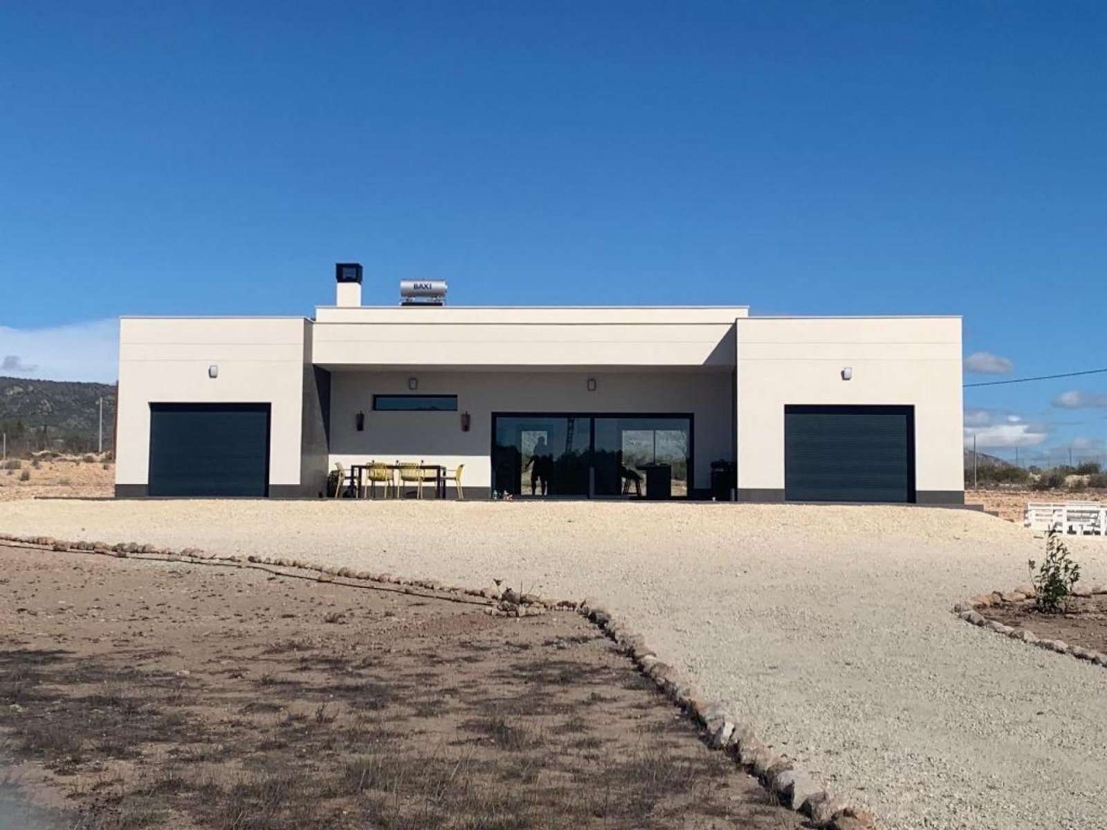 Stilvolle Neubauvilla mit Pool & Grundstück