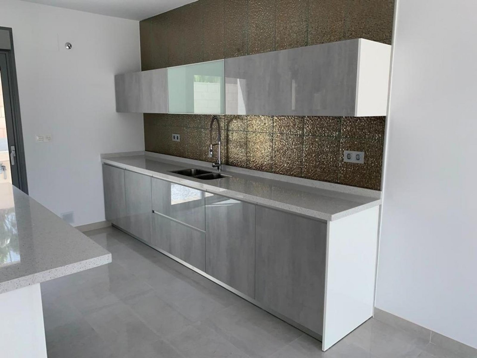 Stilvolle Neubauvilla mit Pool & Grundstück