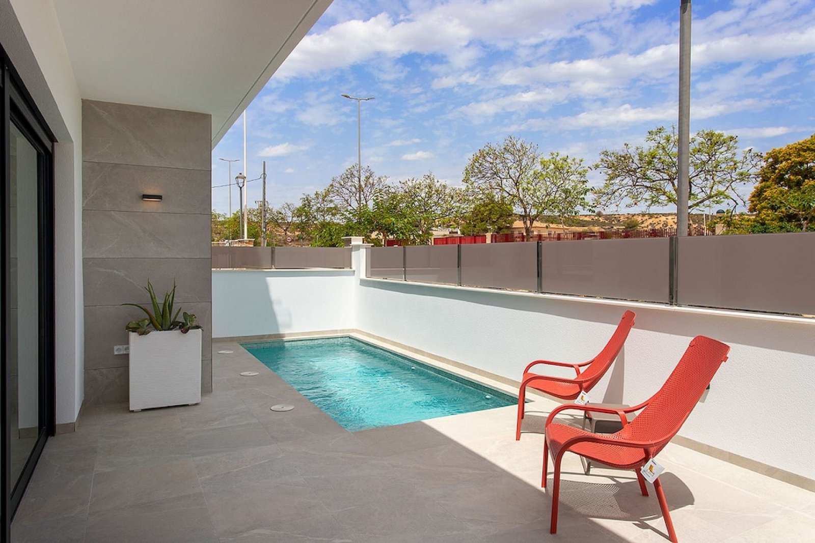 Moderne 3-Zimmer-Villa mit Pool, Parkplatz und privatem Luxus