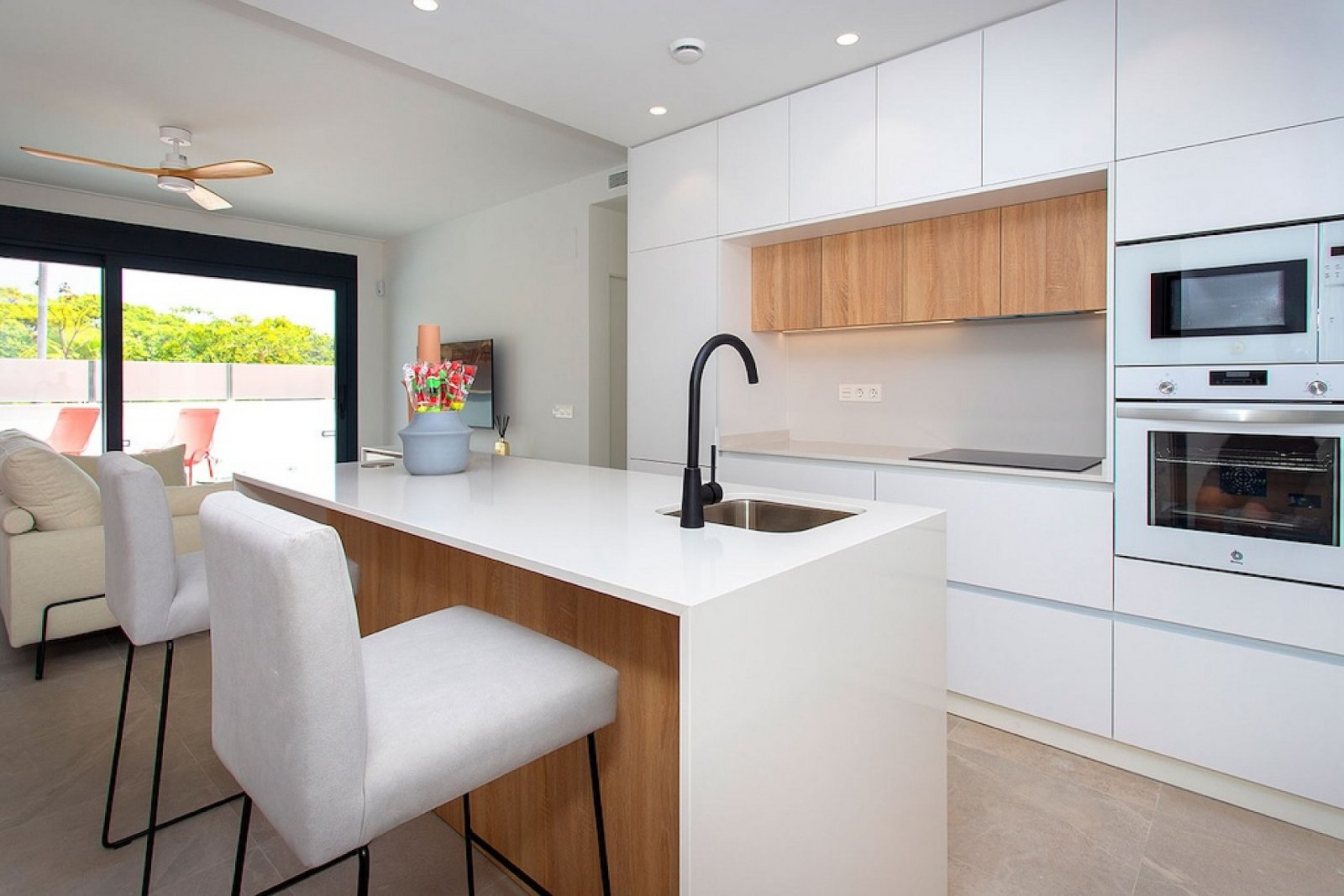 Moderne 3-Zimmer-Villa mit Pool, Parkplatz und privatem Luxus