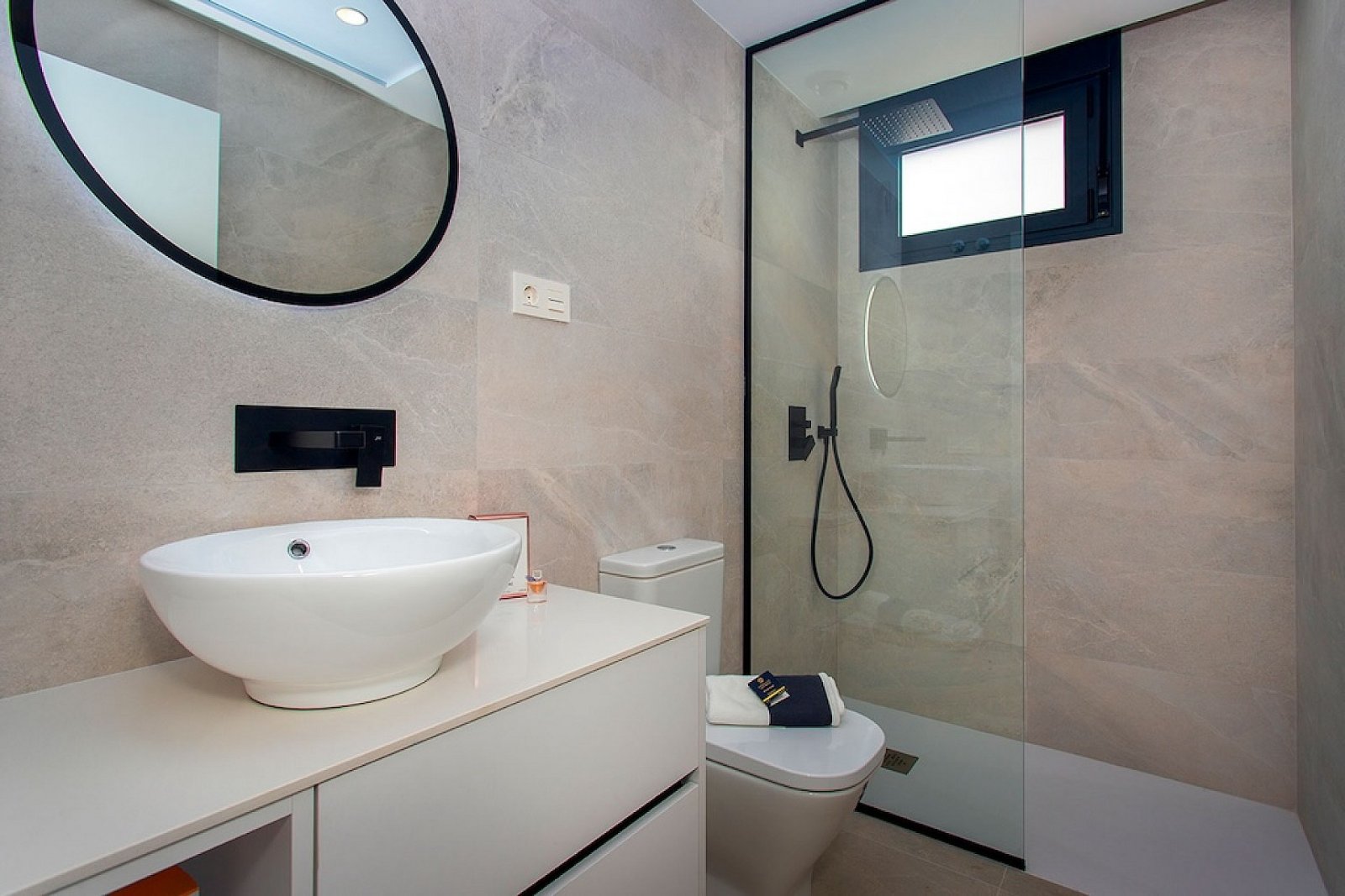 Moderne 3-Zimmer-Villa mit Pool, Parkplatz und privatem Luxus