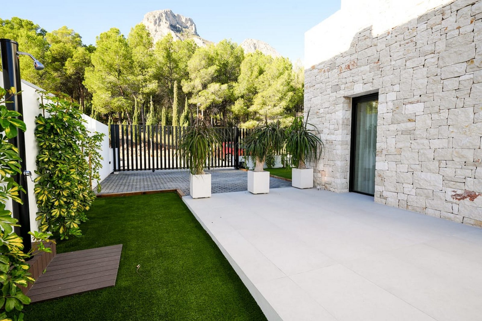 Moderne Villa mit Pool, Garage und erstklassiger Lage