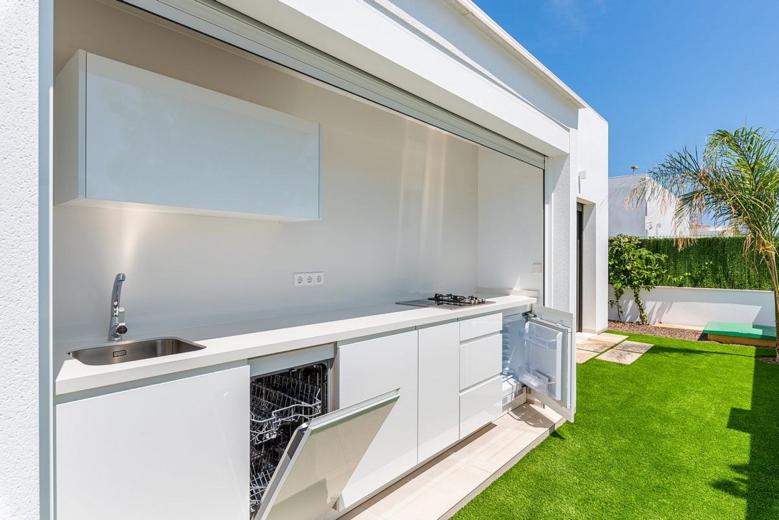 Moderne Villa mit Pool auf eigenem Grundstück