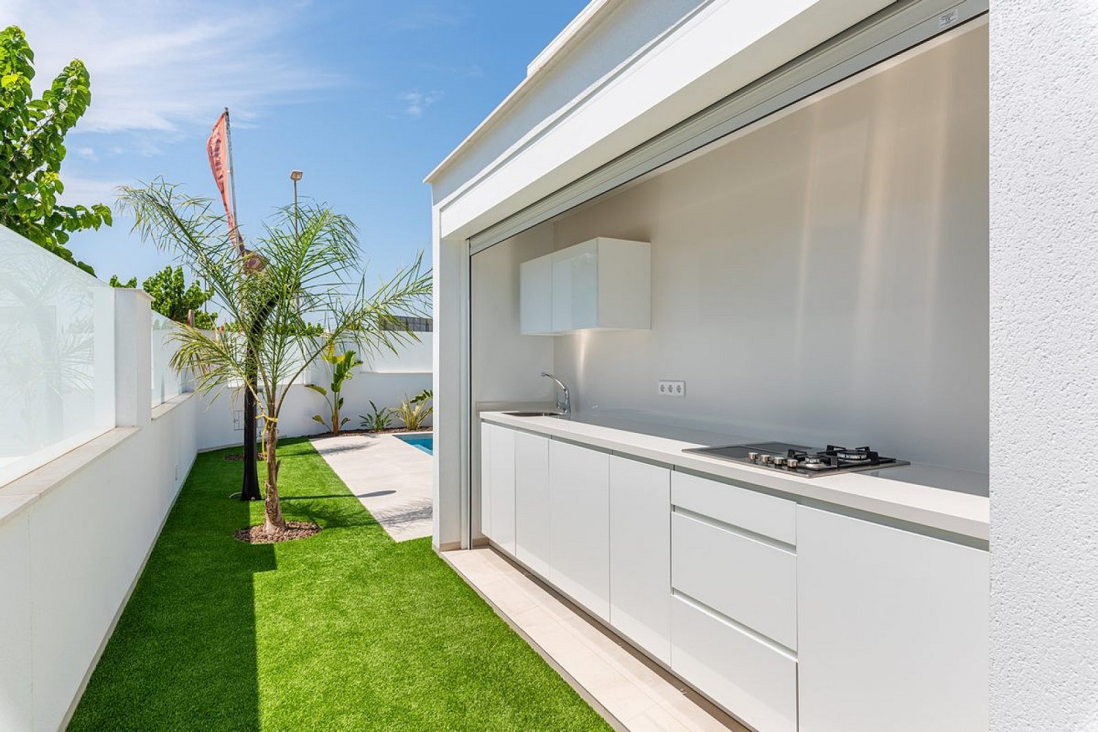 Moderne Villa mit Pool auf eigenem Grundstück