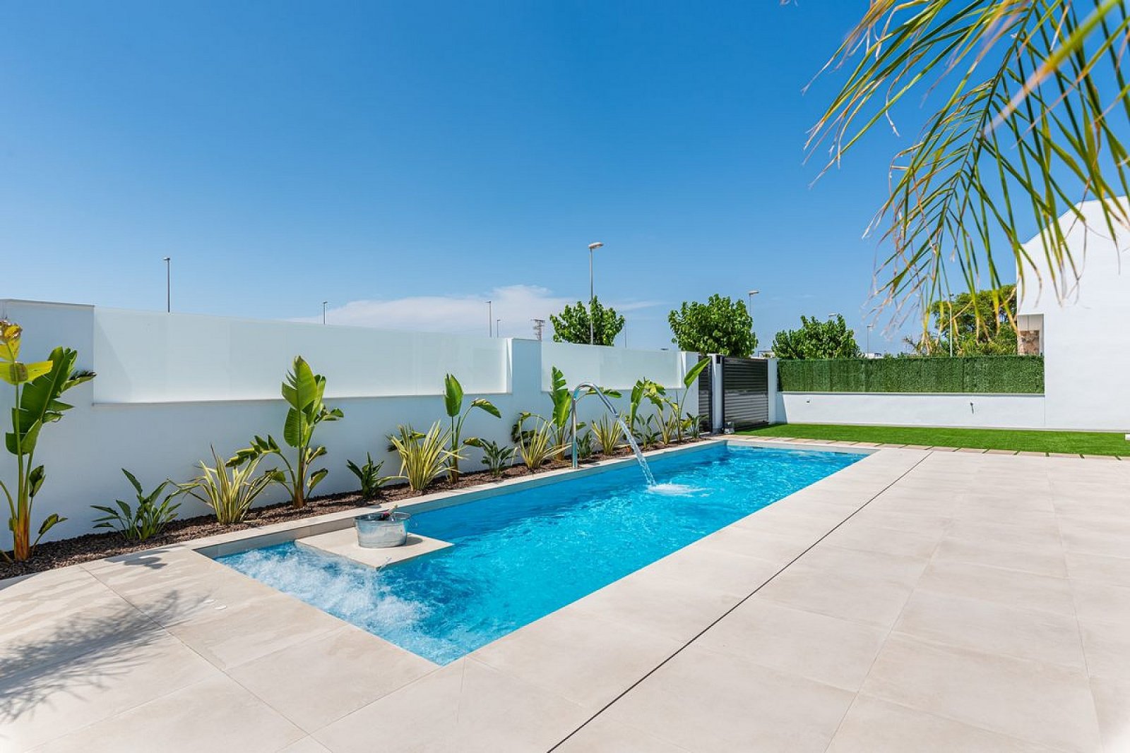 Moderne Villa mit Pool auf eigenem Grundstück