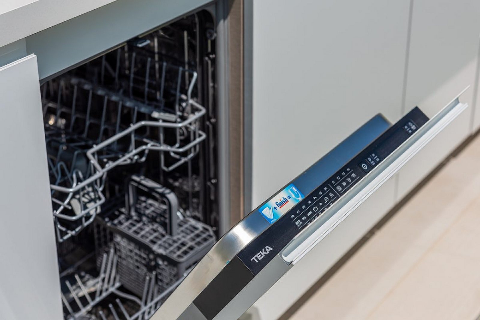 Moderne Villa mit Pool auf eigenem Grundstück