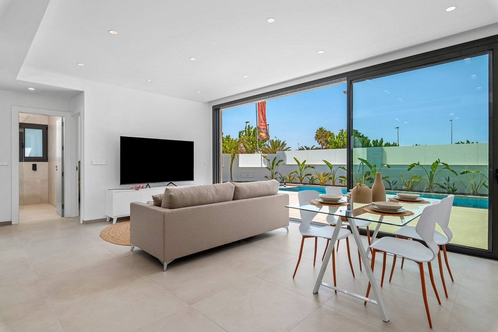 Moderne Villa mit Pool auf eigenem Grundstück