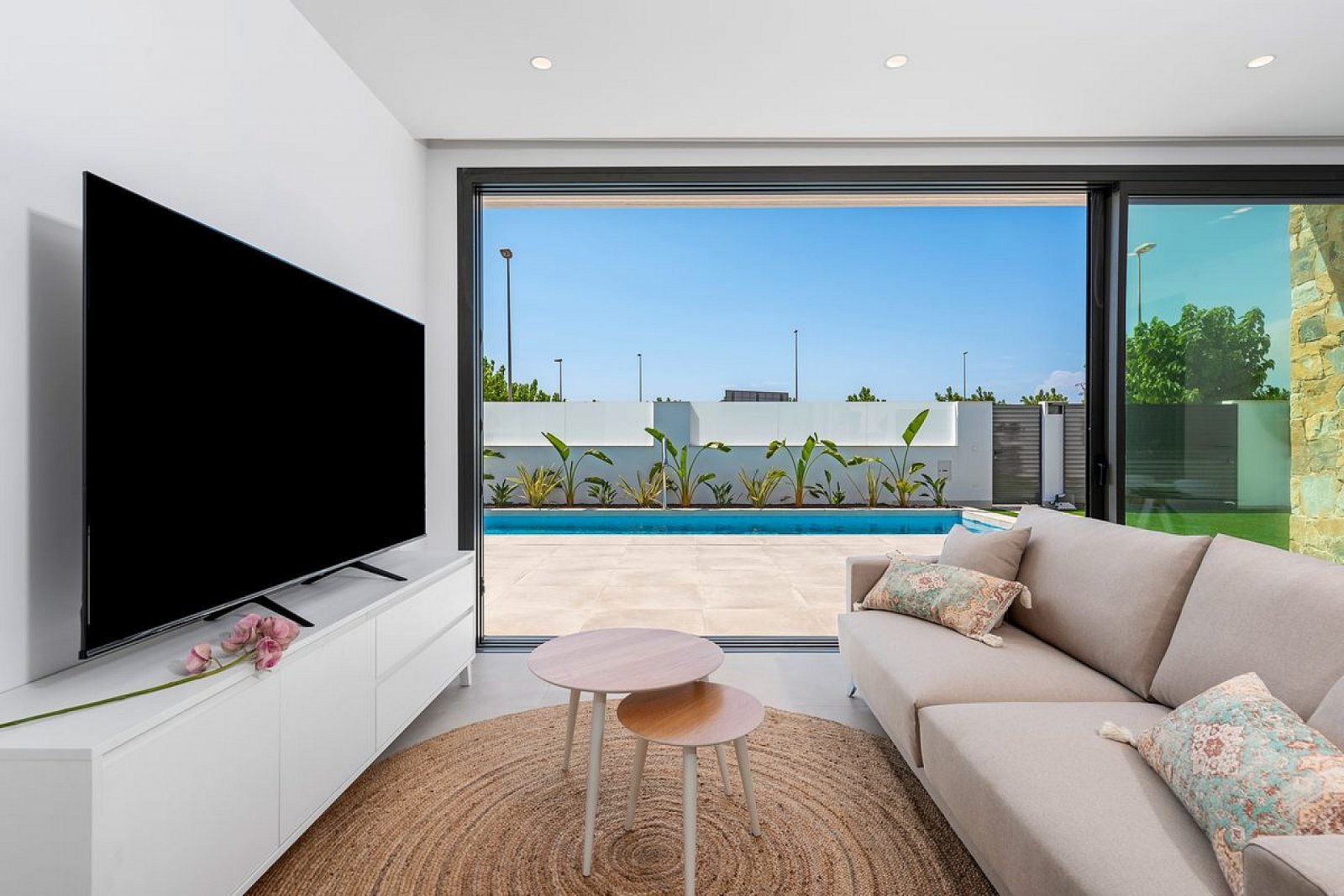 Moderne Villa mit Pool auf eigenem Grundstück