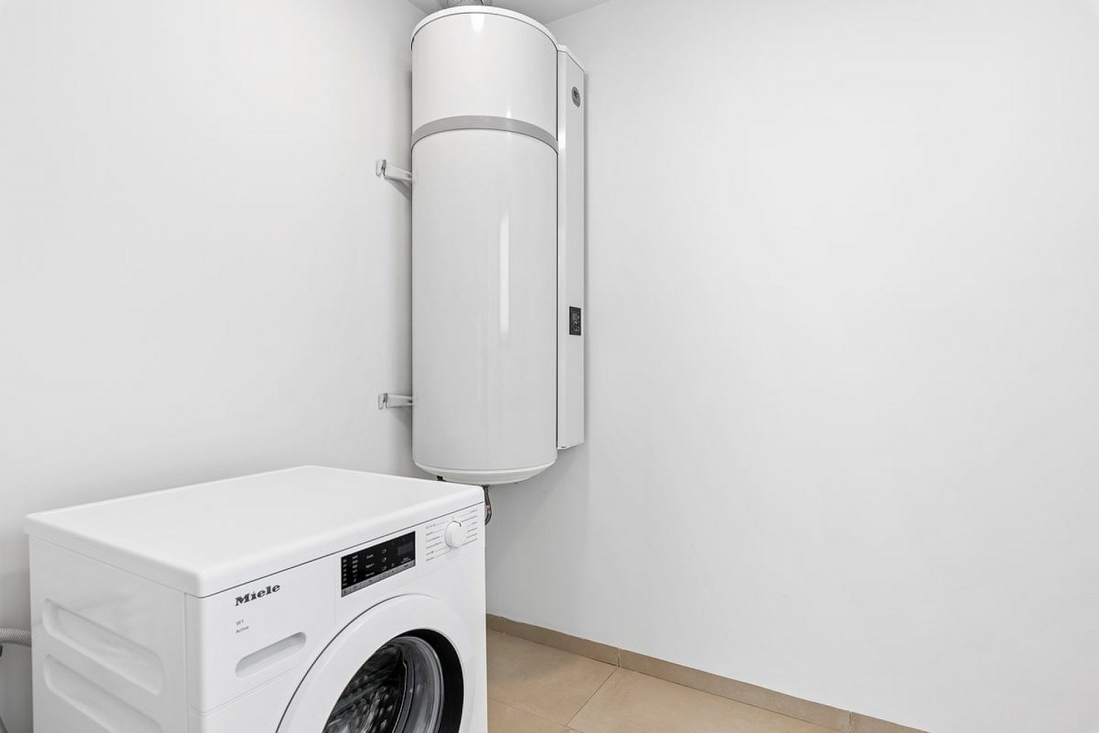 Moderne Villa mit Pool auf eigenem Grundstück