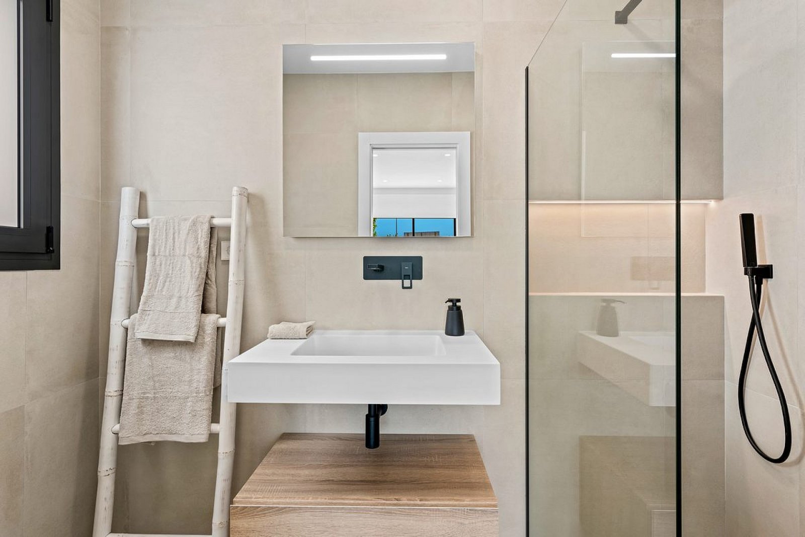 Moderne Villa mit Pool auf eigenem Grundstück