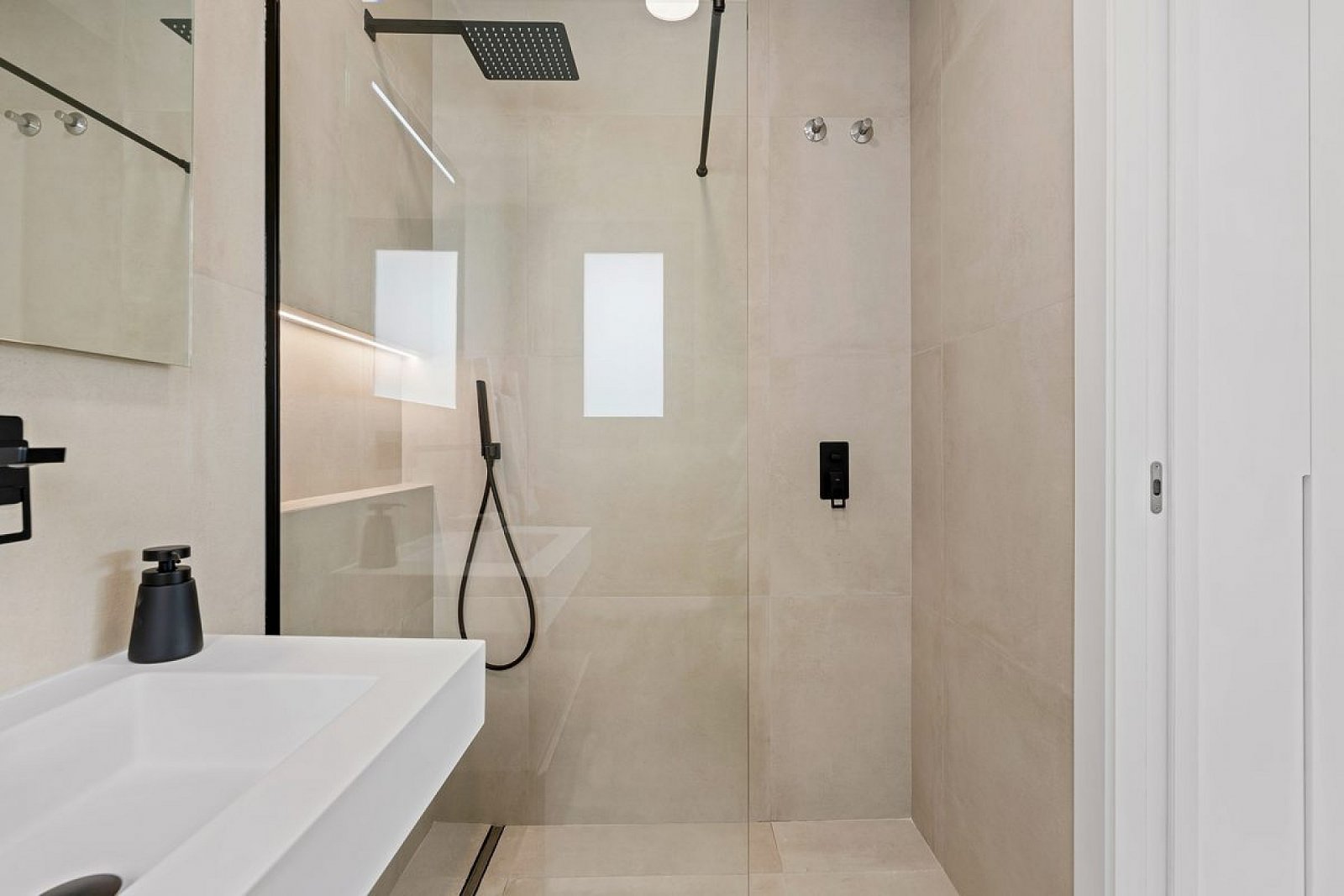 Moderne Villa mit Pool auf eigenem Grundstück