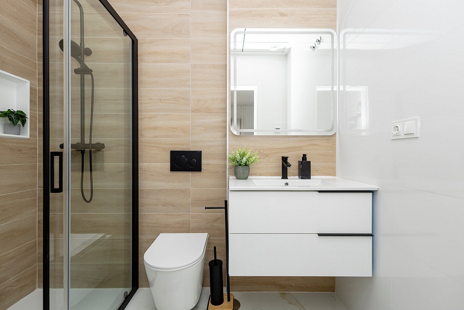 Mediterrane Traumvillen zwischen Meer und Bergen