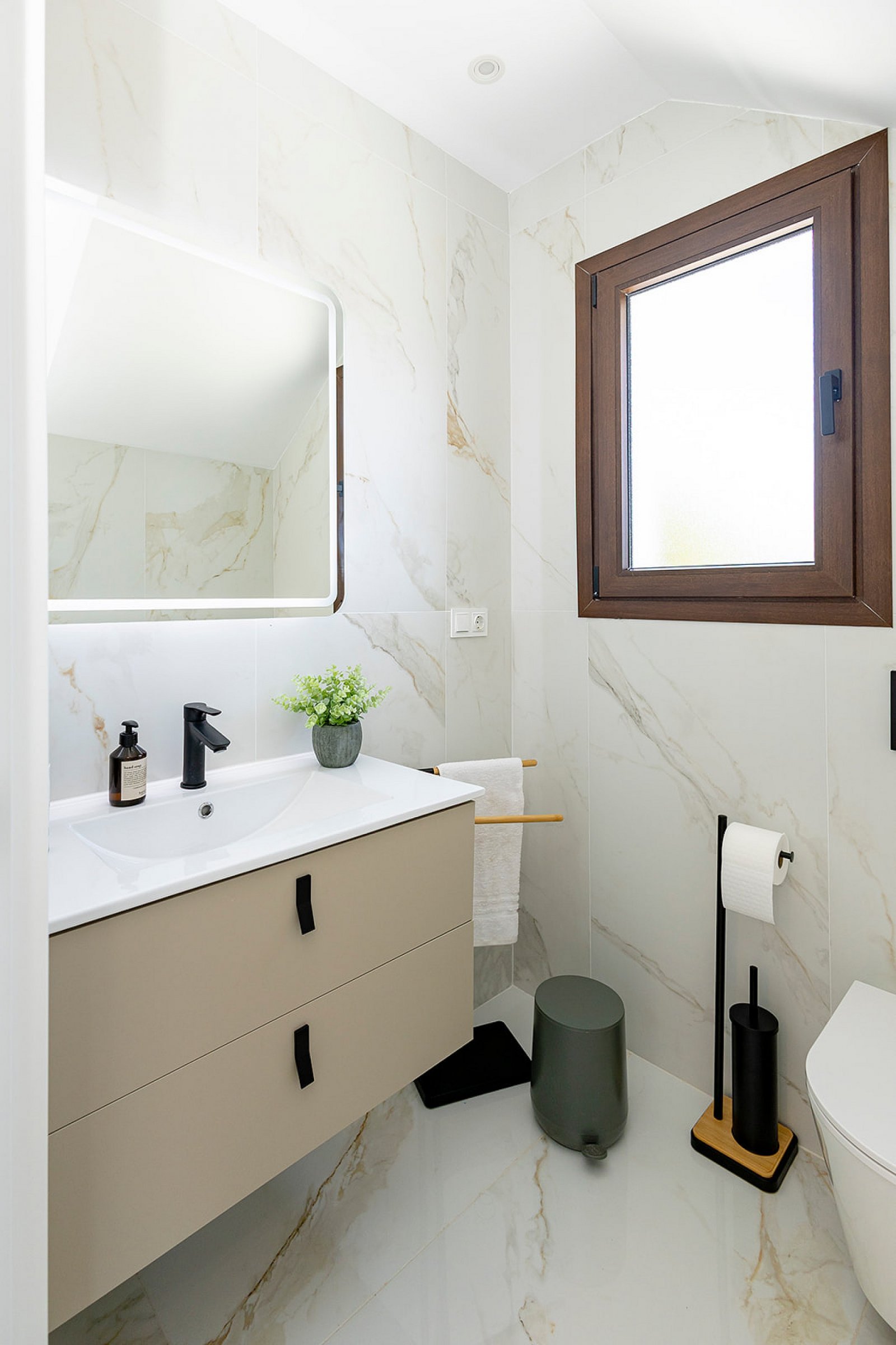 Mediterrane Traumvillen zwischen Meer und Bergen