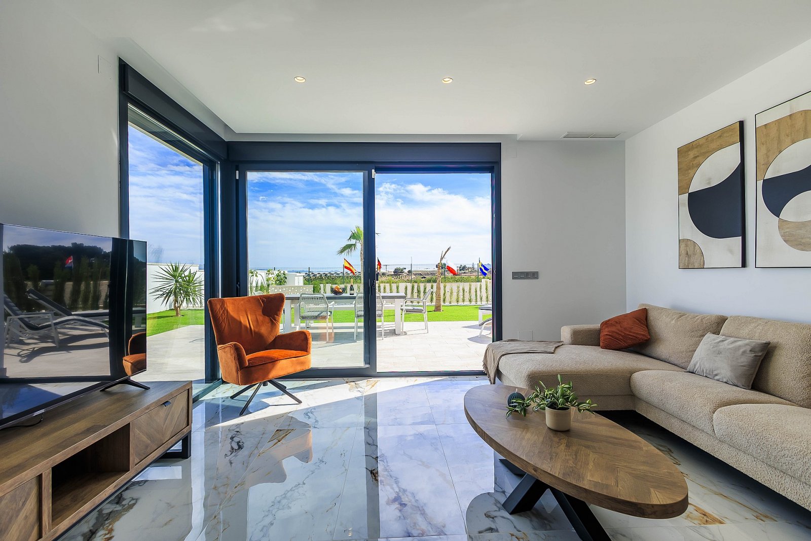 Stilvolle Villa mit großzügigen Wohnbereichen und Gemeinschaftspool