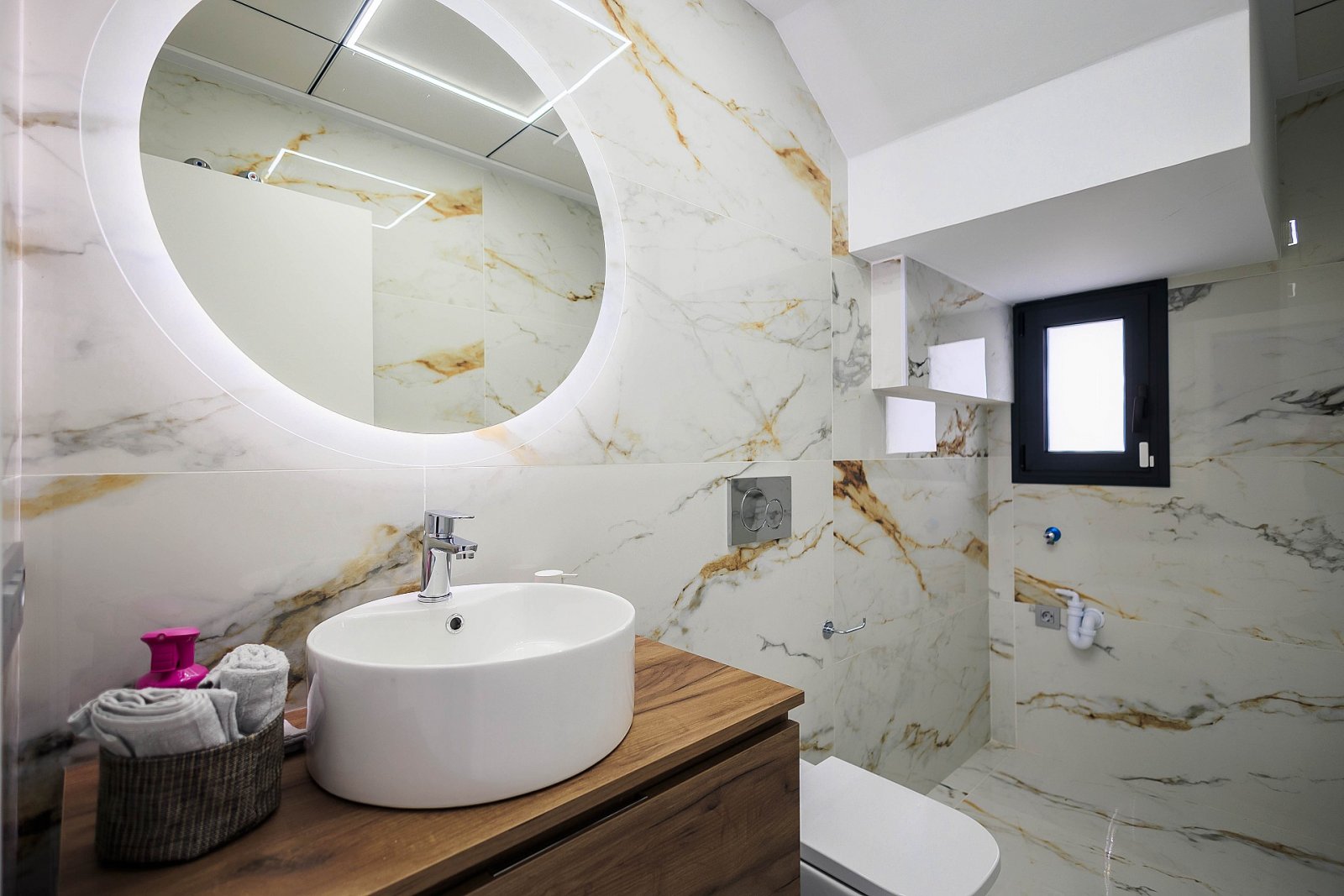 Stilvolle Villa mit großzügigen Wohnbereichen und Gemeinschaftspool