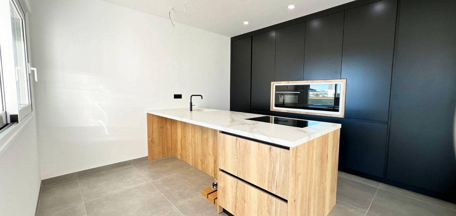 Luxusvilla mit Pool, Garage und spektakulärem Panorama