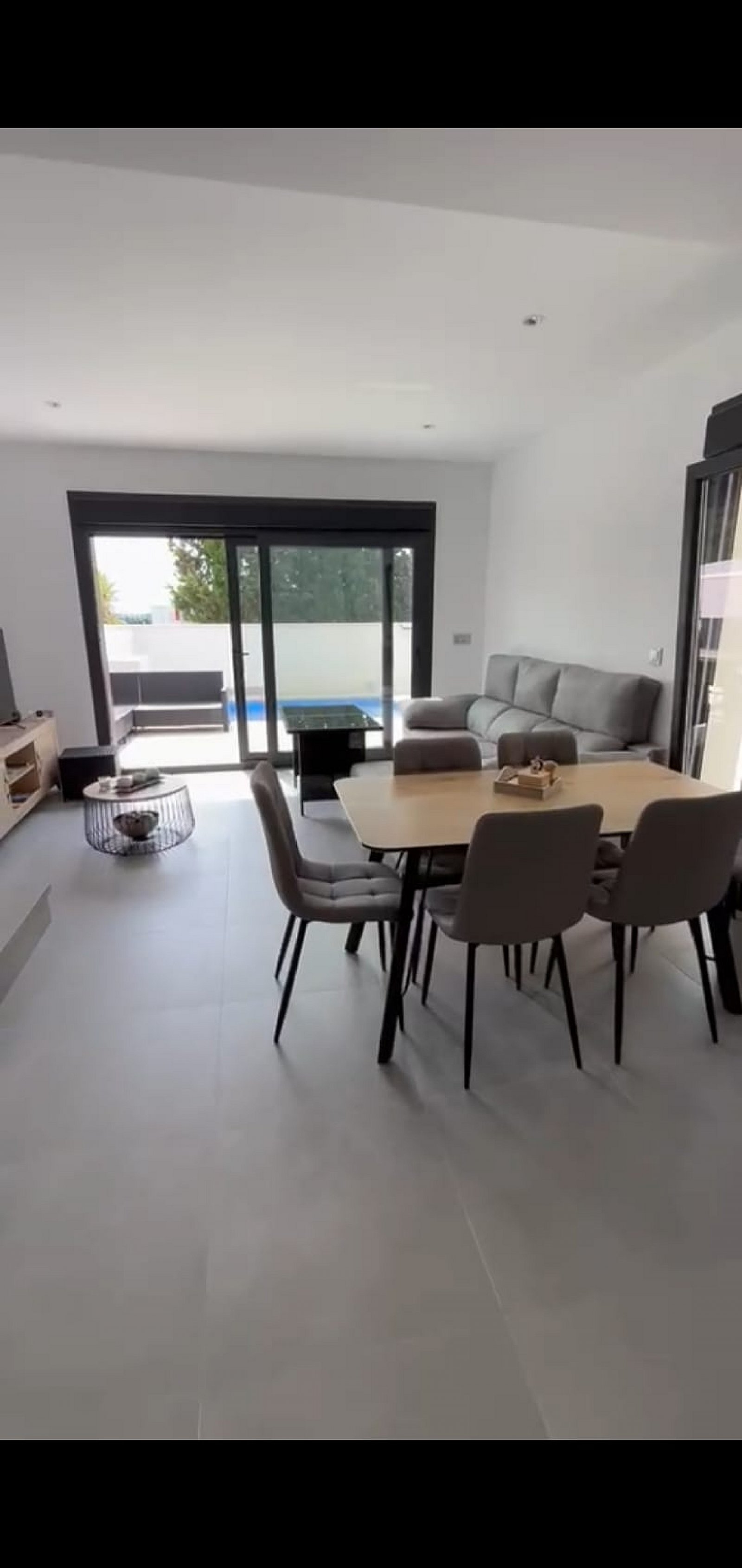 Moderne Reihenvilla mit Pool & Terrasse