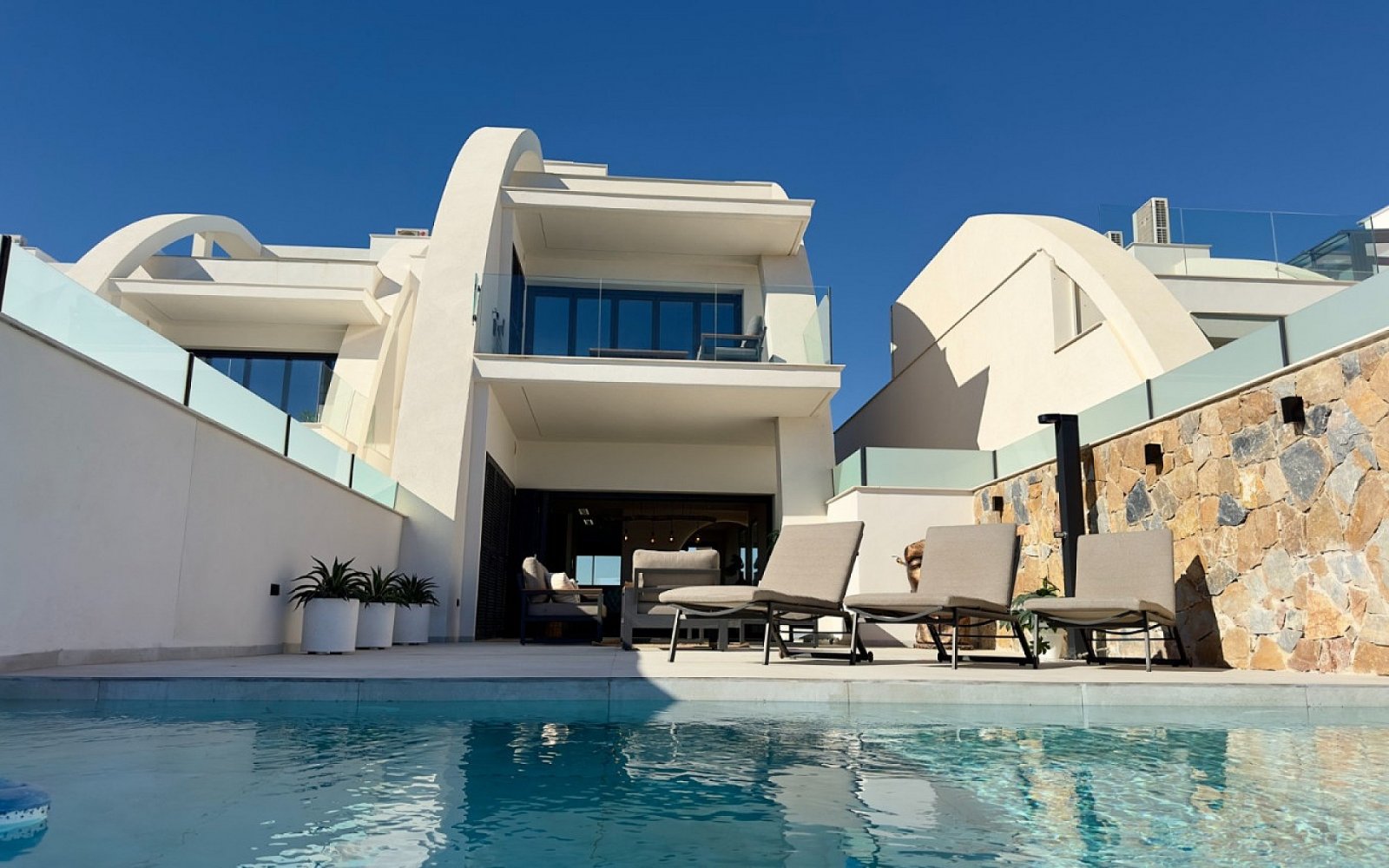 Luxuriöses Apartment mit Garten und Gemeinschaftspool