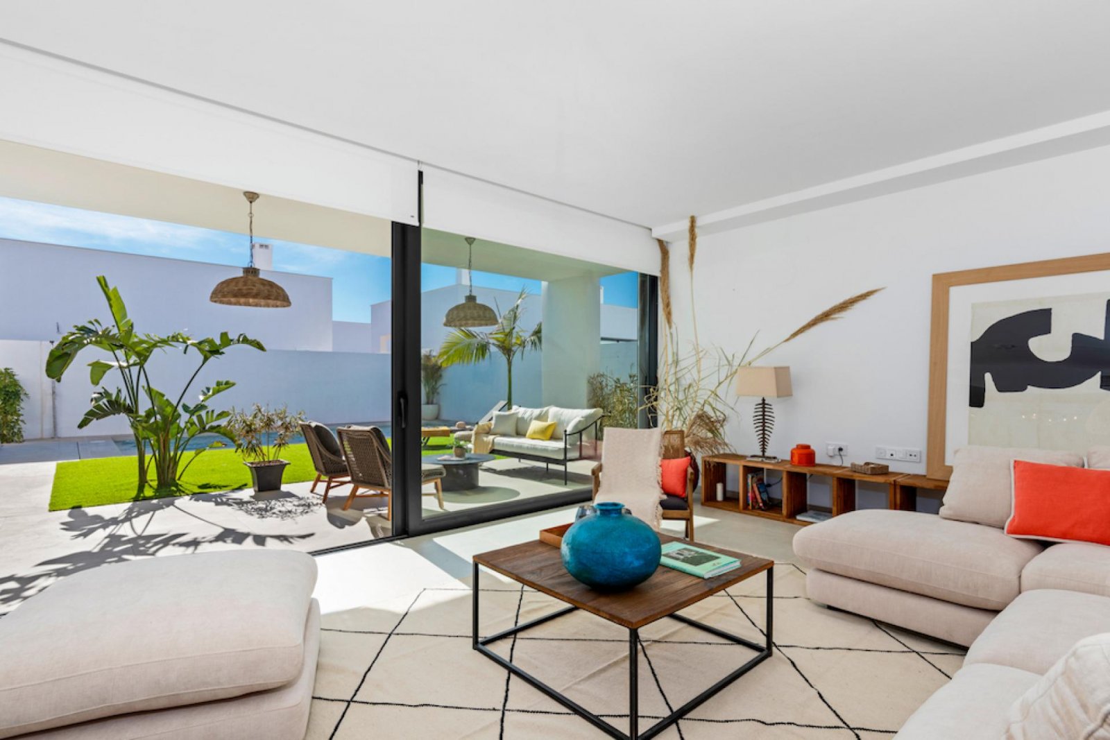 Traumhafte Villa mit Pool & eigenem Grundstück – Wohnen unter der Sonne