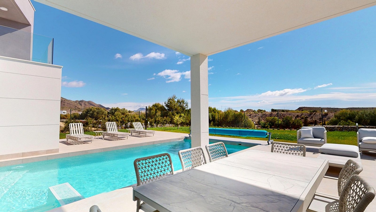 Luxuriöse 4-Schlafzimmer-Villa mit Pool und Privatgarage