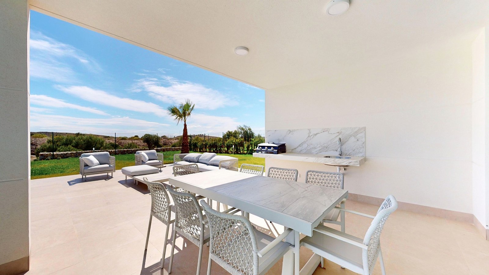 Luxuriöse 4-Schlafzimmer-Villa mit Pool und Privatgarage