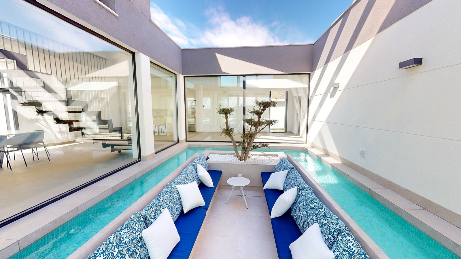 Luxuriöse 4-Schlafzimmer-Villa mit Pool und Privatgarage