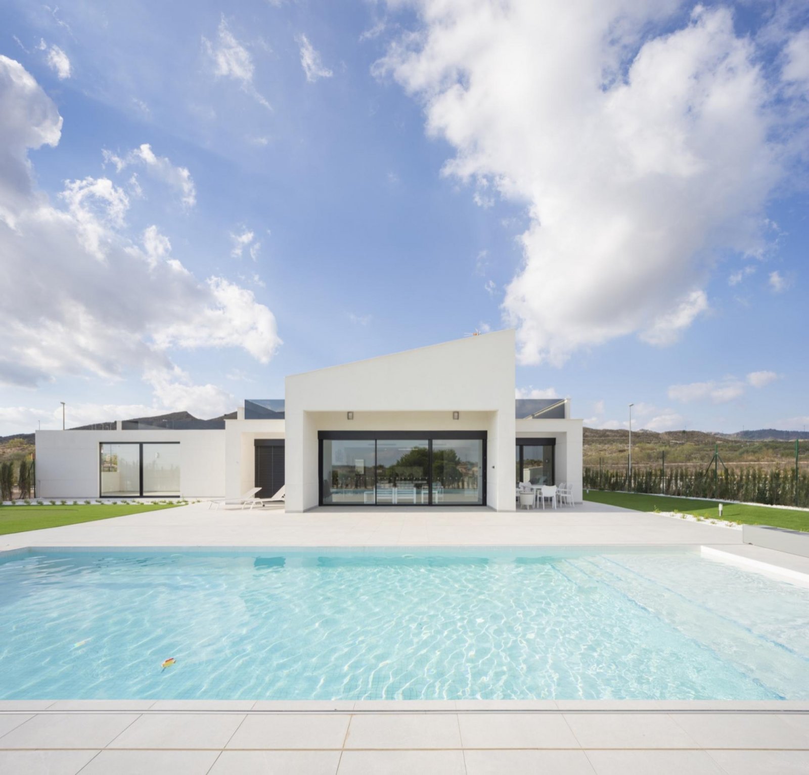 Elegante 4-Zimmer-Villa mit Pool, Garage und minimalistischer Architektur