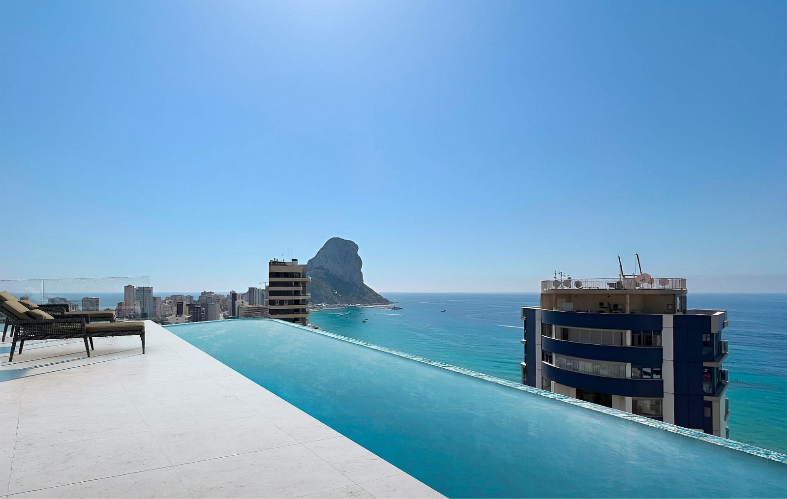 Modernes Wohnen mit Infinity-Pool, Spa & Komfort