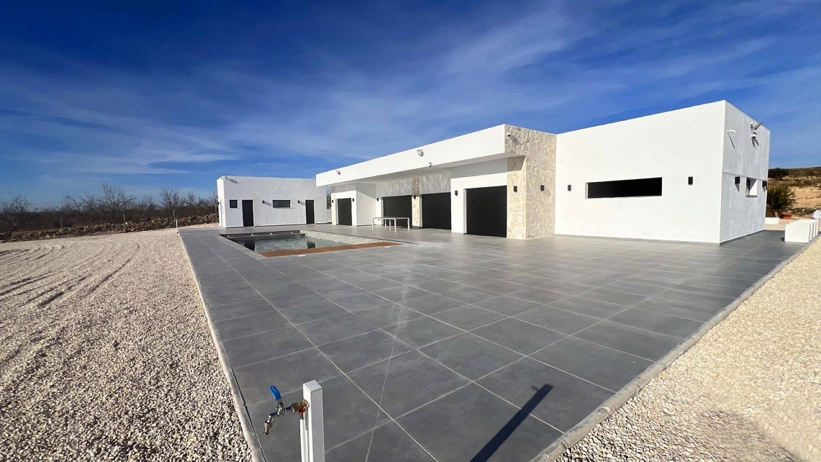 Avantgardistische Villa mit Pool und spektakulären Panoramablicken