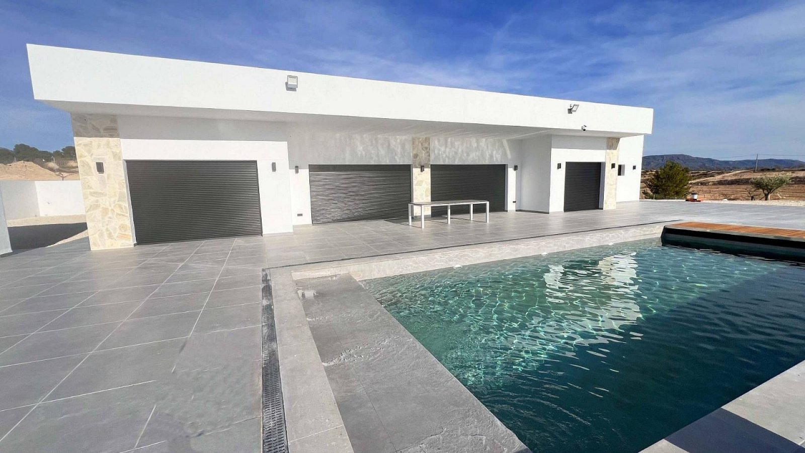 Avantgardistische Villa mit Pool und spektakulären Panoramablicken