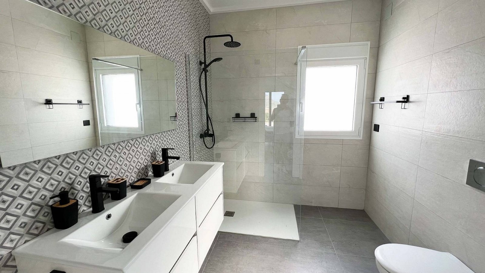 Avantgardistische Villa mit Pool und spektakulären Panoramablicken