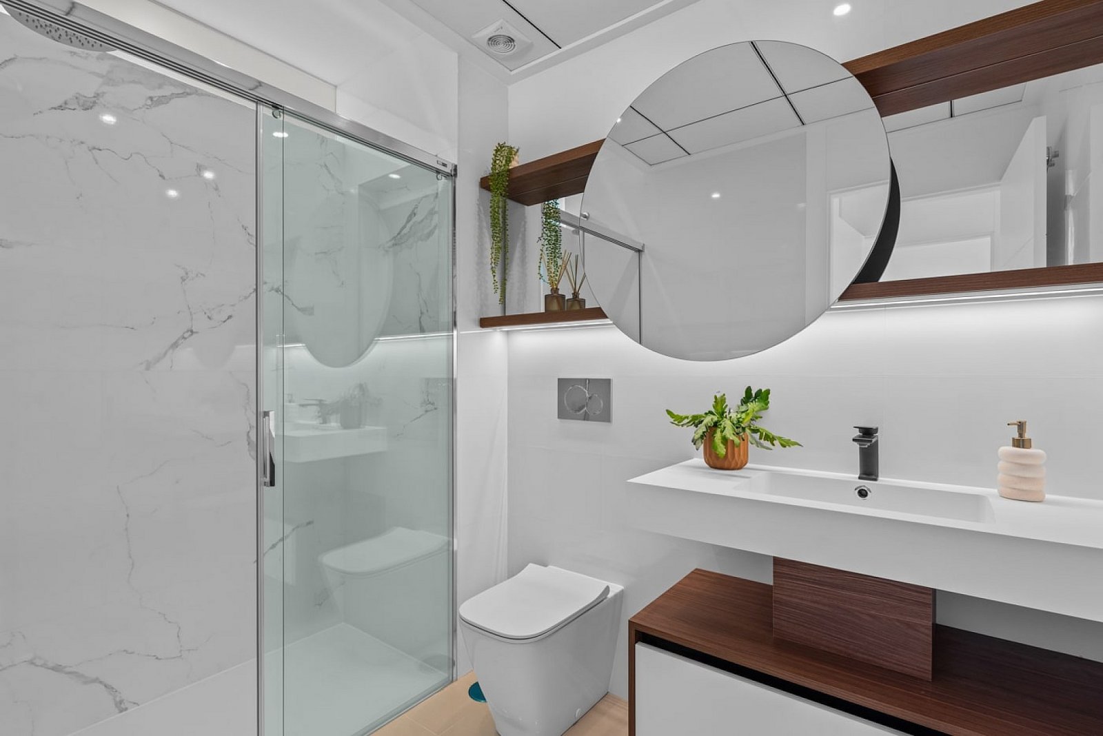 Moderne Gartenwohnung mit Pool