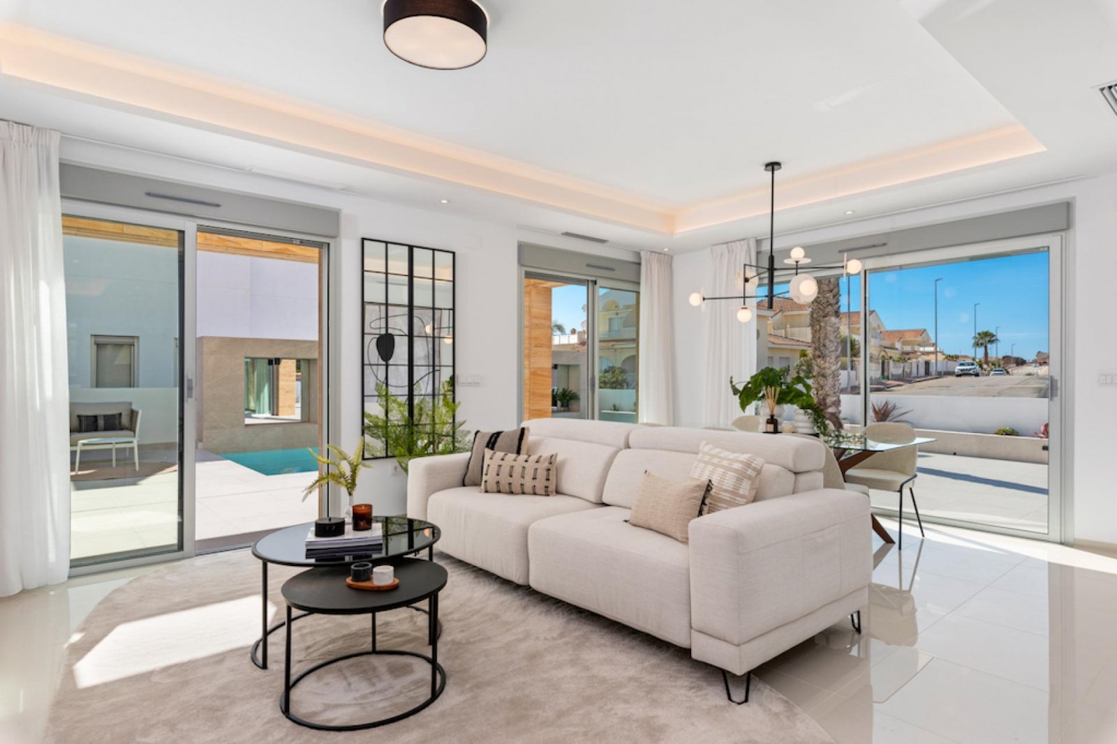 Hochwertige Villa mit Pool und Seeblick