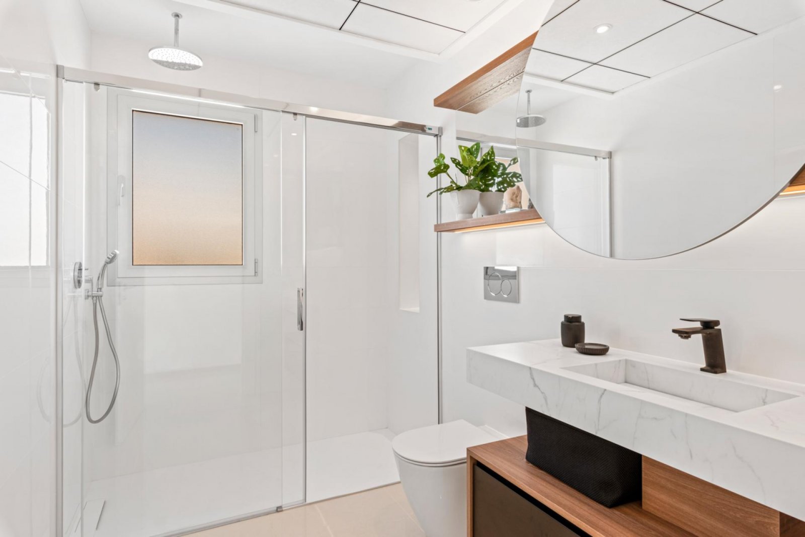 Hochwertige Villa mit Pool und Seeblick