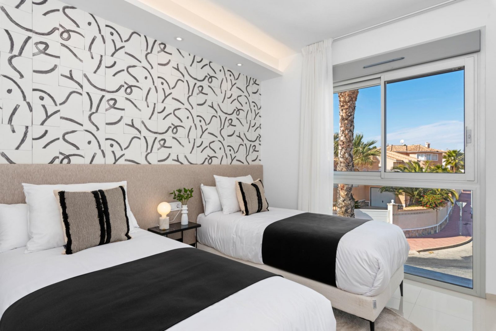 Hochwertige Villa mit Pool und Seeblick