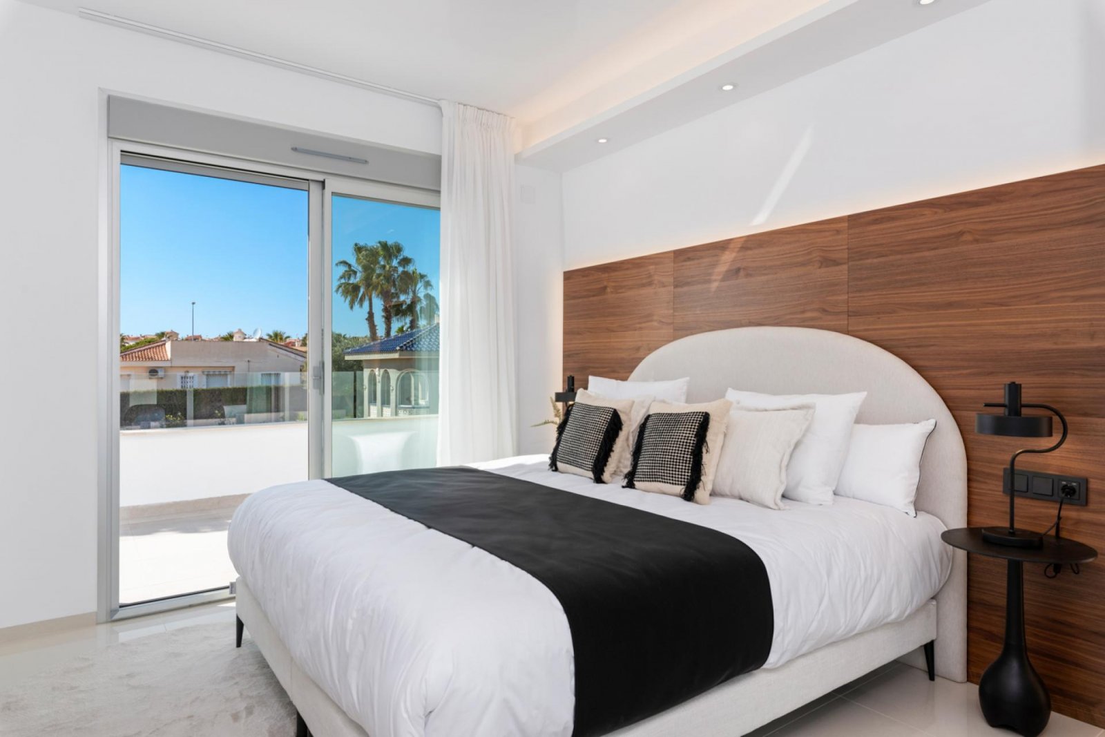 Hochwertige Villa mit Pool und Seeblick