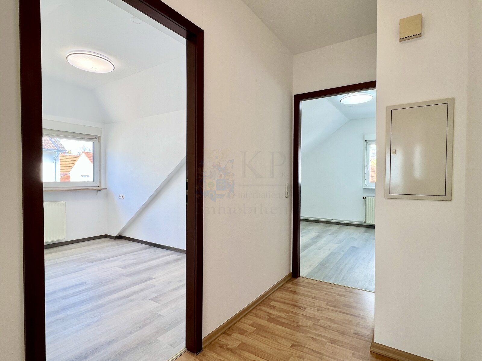 HOFHEIM: RENOVIERTES EFH MIT 6 ZIMMERN, 2 BÄDERN, 2 KÜCHEN, GARAGE UND CARPORT