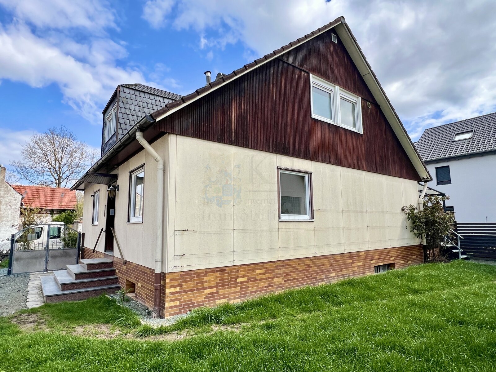 HOFHEIM: RENOVIERTES EFH MIT 6 ZIMMERN, 2 BÄDERN, 2 KÜCHEN, GARAGE UND CARPORT