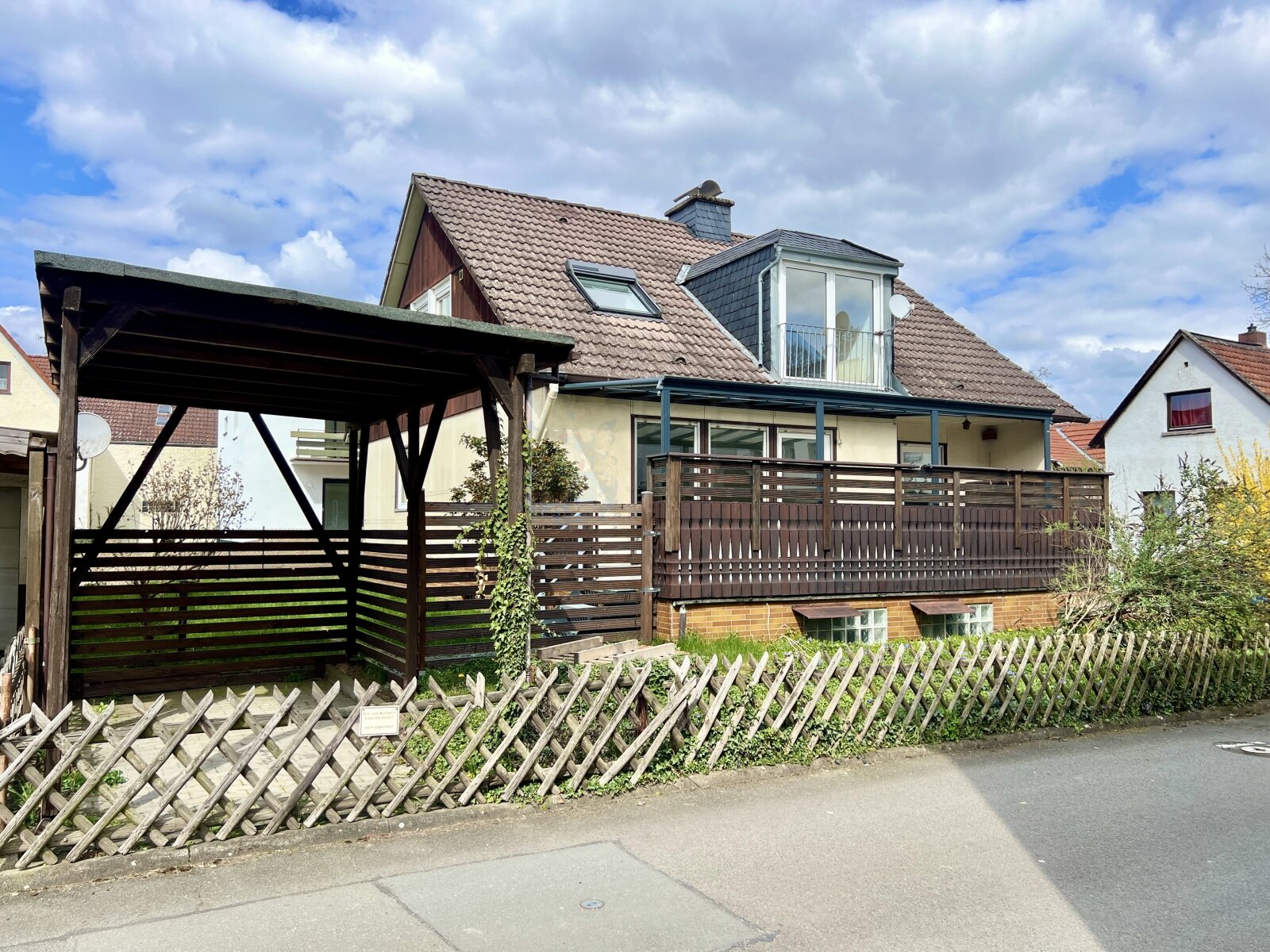 HOFHEIM: RENOVIERTES EFH MIT 6 ZIMMERN, 2 BÄDERN, 2 KÜCHEN, GARAGE UND CARPORT