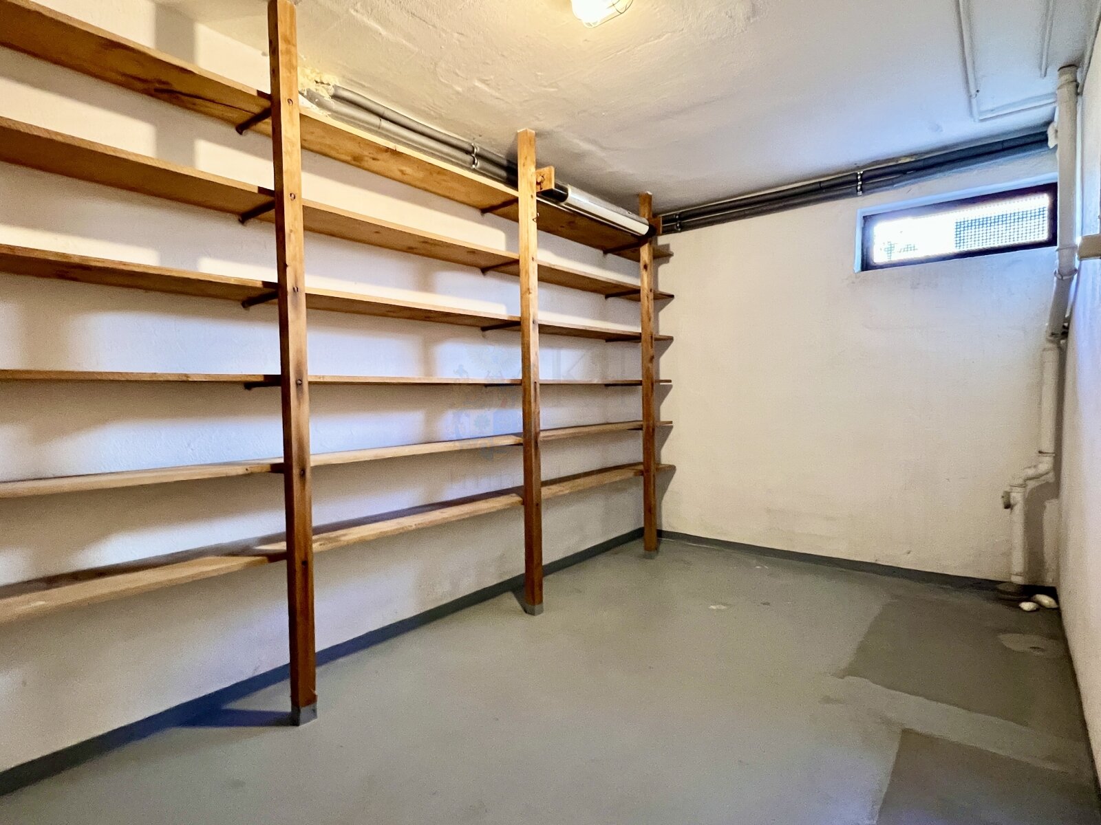 HOFHEIM: RENOVIERTES EFH MIT 6 ZIMMERN, 2 BÄDERN, 2 KÜCHEN, GARAGE UND CARPORT