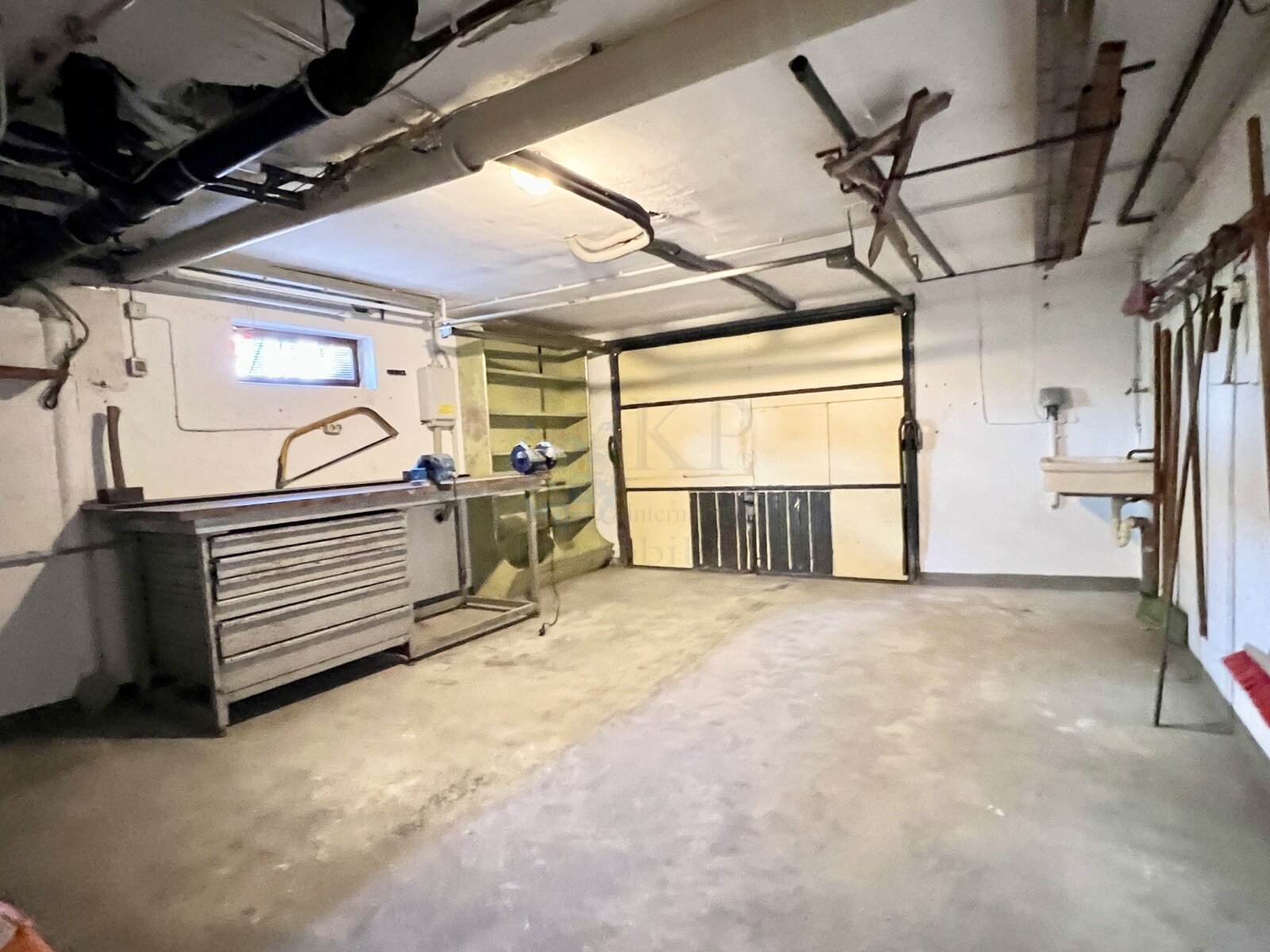 HOFHEIM: RENOVIERTES EFH MIT 6 ZIMMERN, 2 BÄDERN, 2 KÜCHEN, GARAGE UND CARPORT