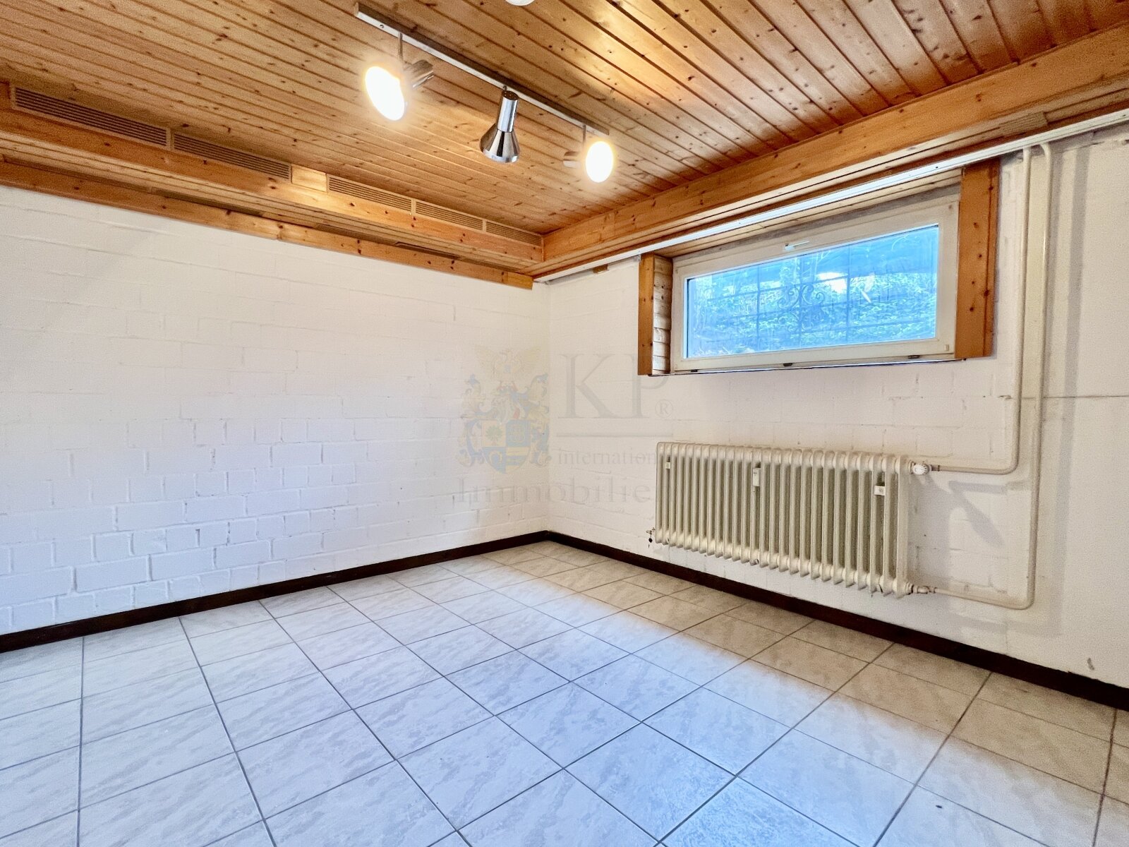 BURGALTENDORF: GROSSZUEGIGE ETW MIT WEITERER ELW, GARTEN UND GARAGE