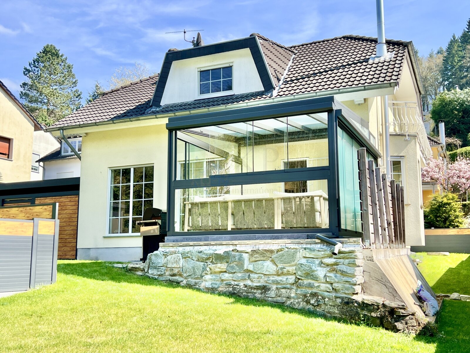 EPPSTEIN: CHARMANTES + EINMALIGES EFH MIT SOMMERGARTEN, SAUNA & TRAUMGRUNDSTÜCK 