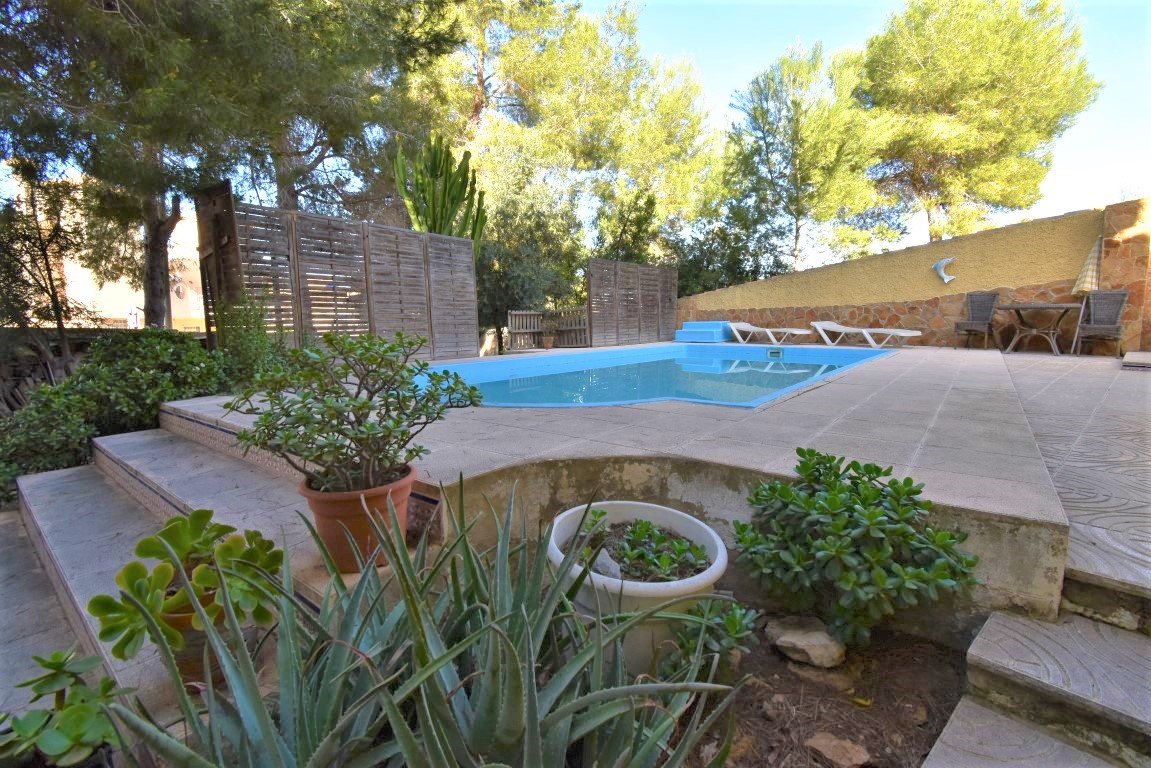 Charmante Villa mit großem Grundstück, Pool & mediterranem Flair